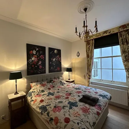 Canal View House - 17th Century Town House Apartman *