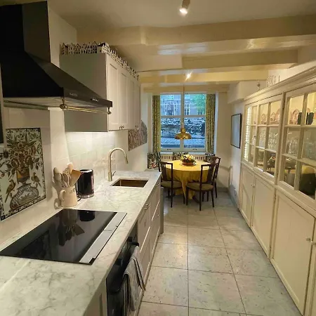 Canal View House - 17th Century Town House Apartament *