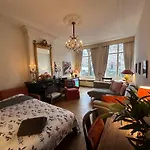 Canal View House - 17th Century Town House *