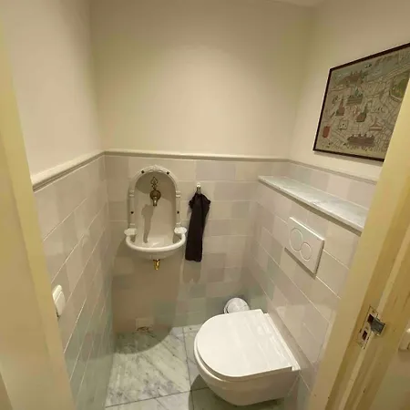 Canal View House - 17th Century Town House *