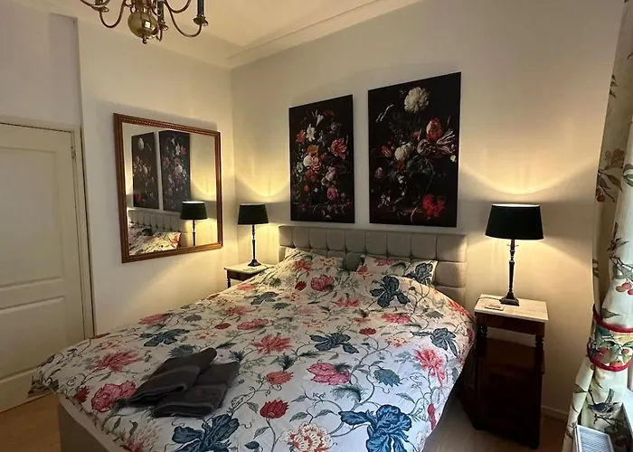 Canal View House - 17th Century Town House *