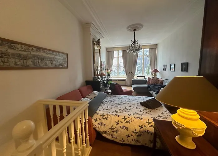 Canal View House - 17th Century Town House *